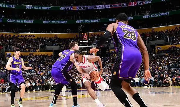 洛杉矶湖人主场104比98战胜休斯顿火箭 詹姆斯关键得分助球队获胜