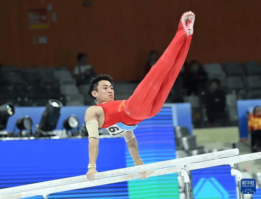邹敬园夺得全运会体操双杠金牌 展现奥运冠军实力