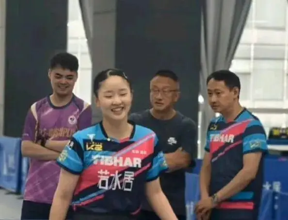 国乒主力孙颖莎王曼昱抵达乌鲁木齐备战WTT赛事