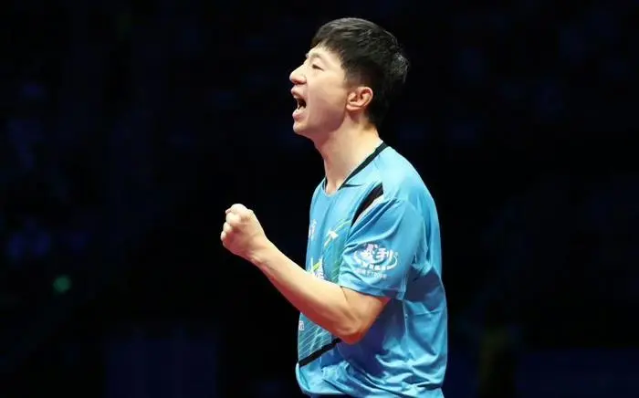 中国乒乓球选手马龙与许昕赛后拥抱 展现奥运精神与队友情谊