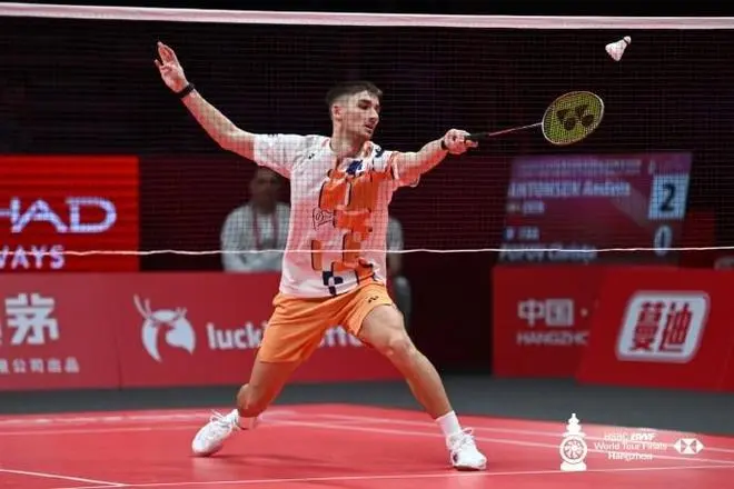 石宇奇在世界羽联总决赛中2比0战胜李诗沣 国羽首日取得5胜4负战绩