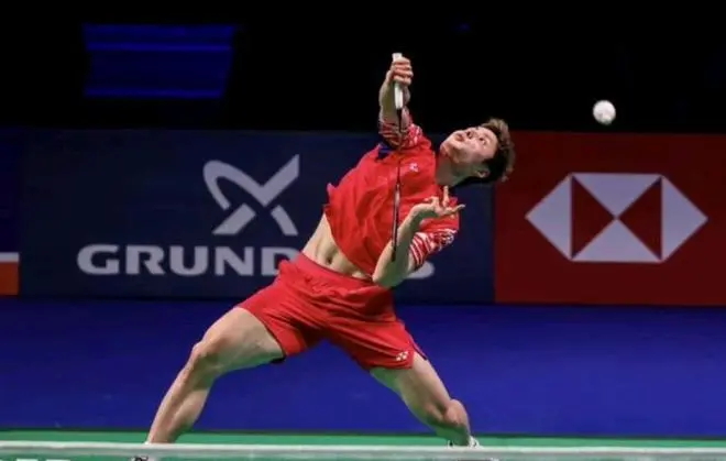 石宇奇在世界羽联年终总决赛小组赛战胜周天成成功晋级四强