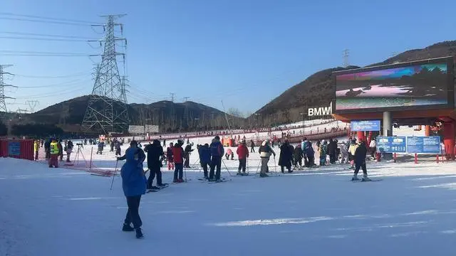 京郊滑雪场迎来初雪后首个客流高峰 周末游客量明显增加